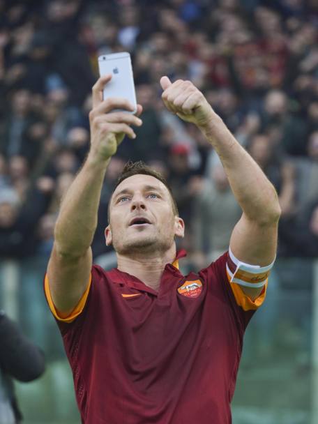 11 gennaio 2015: il selfie di Francesco Totti dopo aver segnato il suo secondo gol nel derby con la Lazio (Ansa)